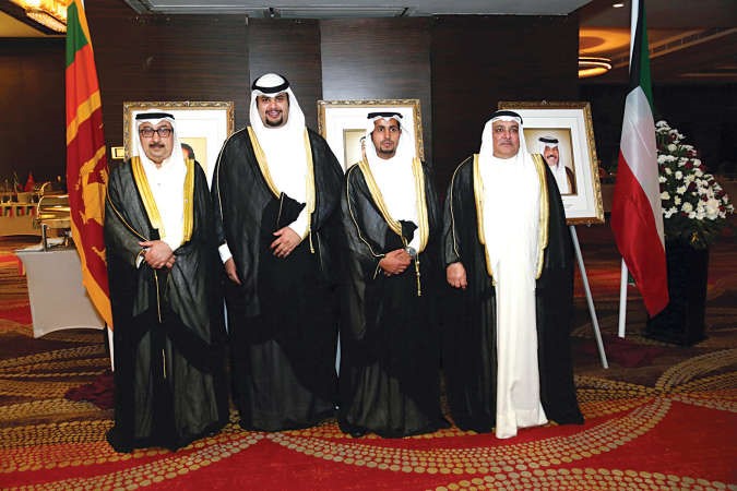 السفير يعقوب العتيقي والعاملون بسفارتنا في سريلانكا خلال الاحتفال بالاعياد الوطنية