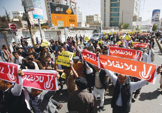 مناهضون لانقلاب الحوثيين يرفعون لافتات لا للانقلاب خلال تظاهرة في صنعاء امس رويترز﻿
