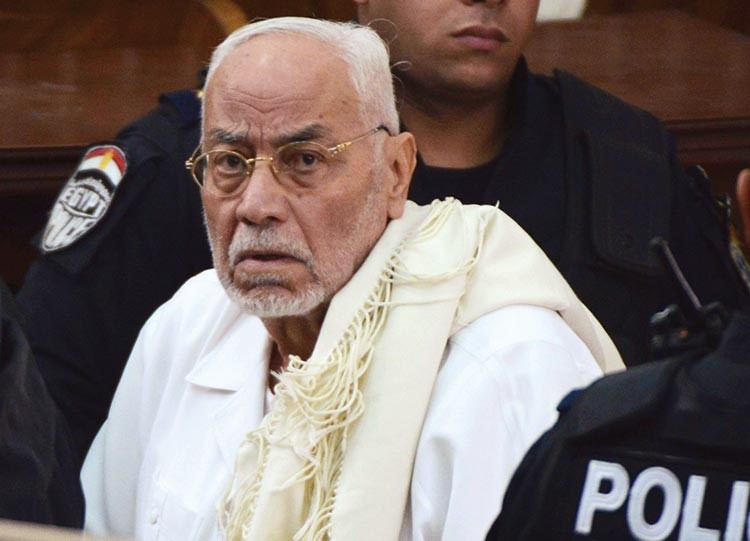 المرشد السابق للاخوان محمد مهدي عاكف اثناء المحاكمةافپ