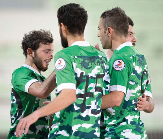 محمود المواس محتفلا بهدفه الثمين في مرمى الفحيحيل الازرقكوم﻿