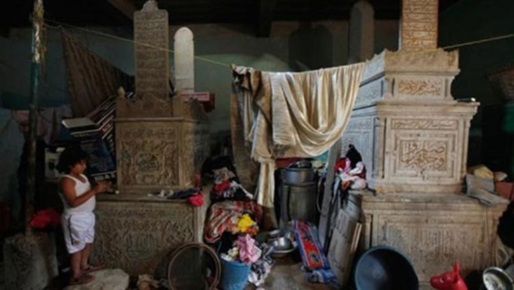 بالفيديو.. سكان المقابر في مصر: "بنشوف قطط بتكلمنا.. وعفاريت وأطفال بتصرخ من الترب"