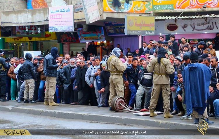 شاهد.. داعش ينشر صوراً مفاجئة تكشف انسانيته المزعومة: تخدير يد سارق قبل قطعها !