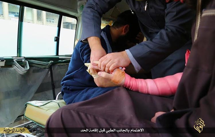 شاهد.. داعش ينشر صوراً مفاجئة تكشف انسانيته المزعومة: تخدير يد سارق قبل قطعها !