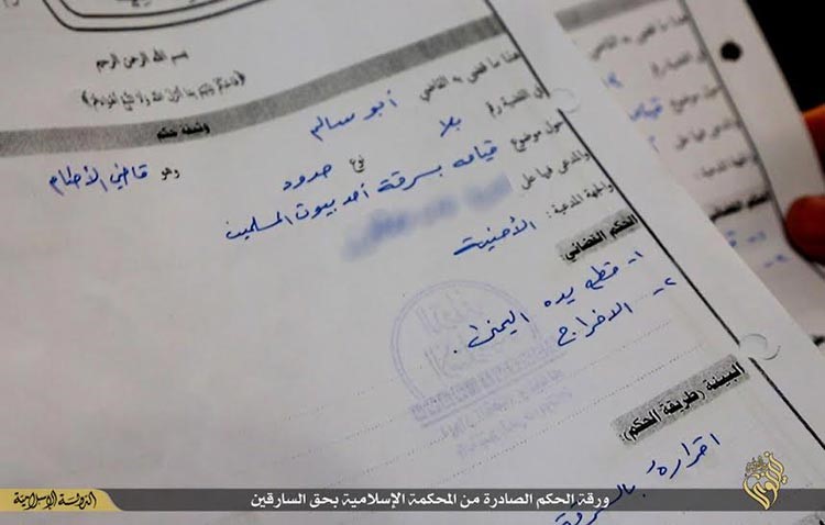 شاهد.. داعش ينشر صوراً مفاجئة تكشف انسانيته المزعومة: تخدير يد سارق قبل قطعها !