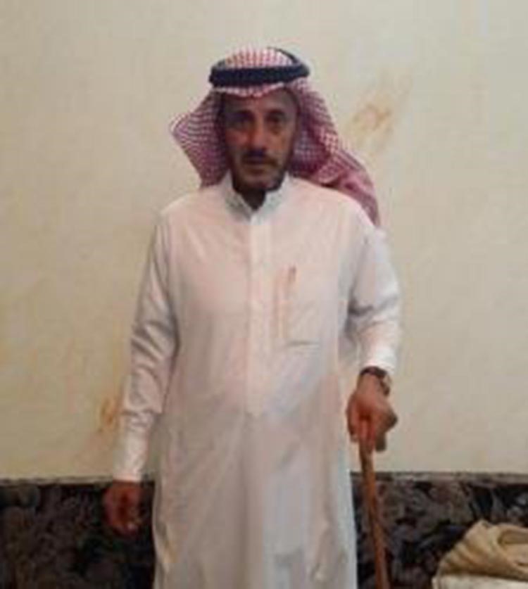 بالصور.. سعودي حفر قبره بيده ليحتمي من السباع والبرد بعد ضياعه في أحد الأودية.. تعرف على قصته 