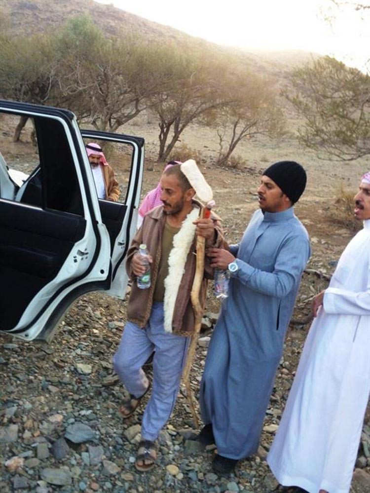 بالصور.. سعودي حفر قبره بيده ليحتمي من السباع والبرد بعد ضياعه في أحد الأودية.. تعرف على قصته 