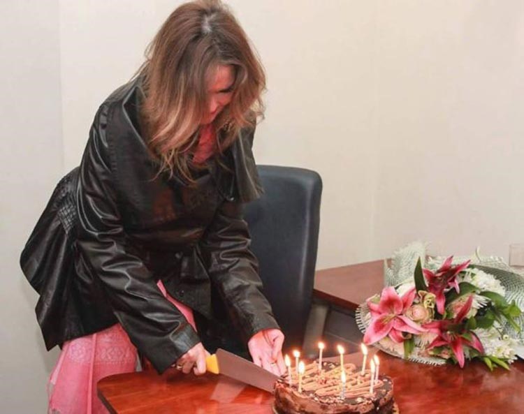 بالصور.. يسرا تحتفل بعيد ميلادها الـ 59 بإطلالة شبابية