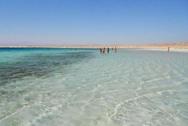 يتصدر القائمة شاطىء شرم اللولي في ميناء مرسى علم بمصر