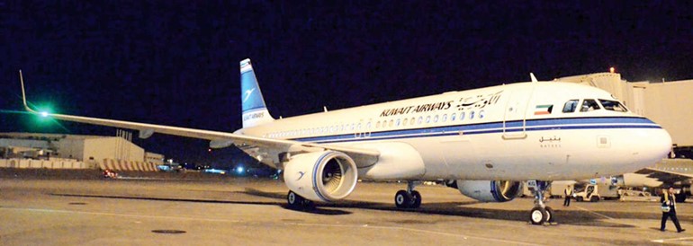 لحظة وصول الطائرة بتيل الى مطار الكويت الدولي﻿