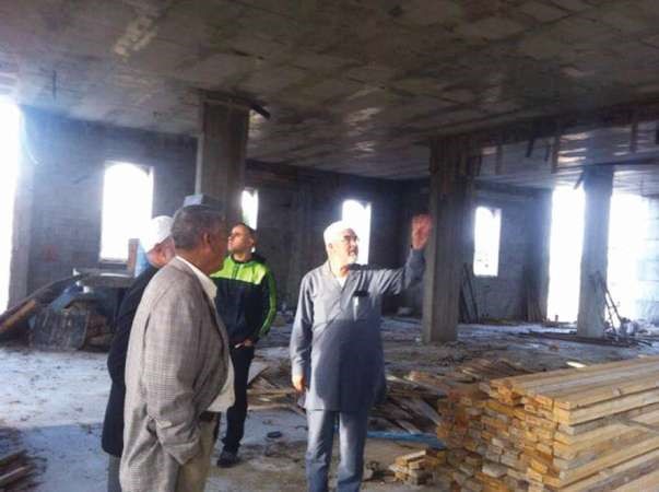 الشيخ رائد صلاح خلالتفقده احد الانشاءات الجديدة ضمن وقف الامة﻿
