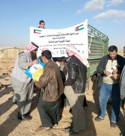 جانب من توزيع المساعدات على اللاجئين السوريين في الاردن ﻿