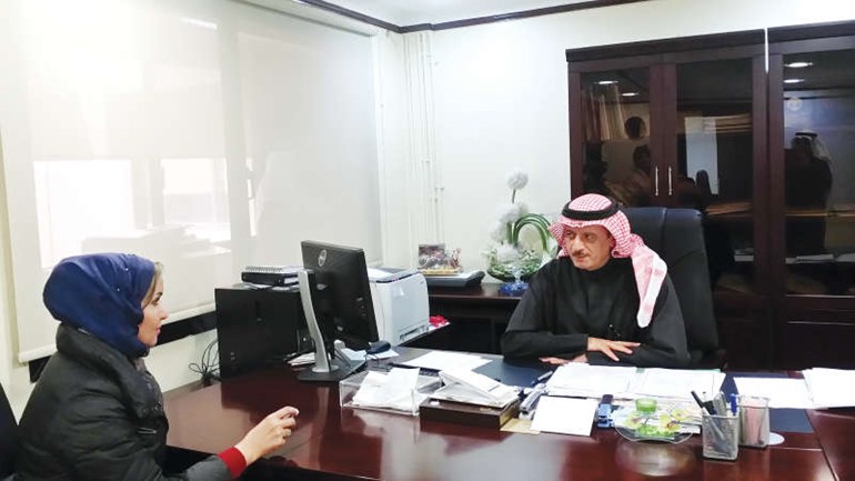 الهزاع متحدثا الى الزميلة هالة عمران ﻿
