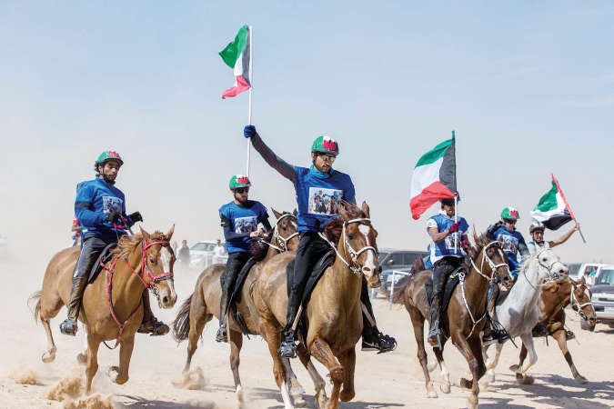 الفارس الشيخ حمدان بن محمد بطلا لكاس الخليج للقدرة والتحمل للخيل