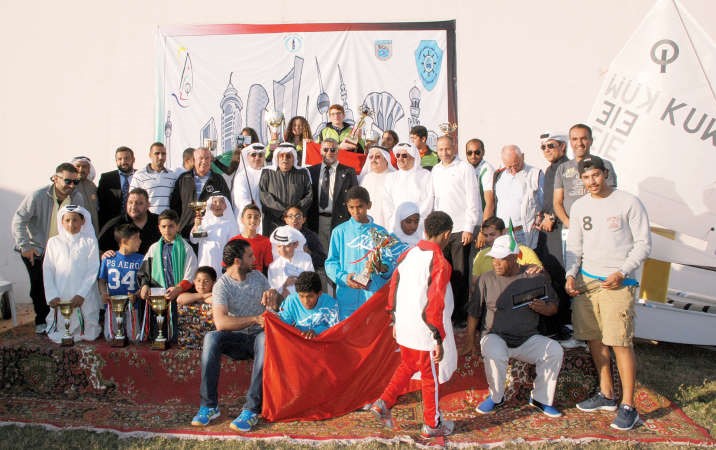 رئيس النادي البحري اللواء فهد الفهد والفودري والفارسي وابو القاسم يتوسطون رؤساء الوفود وابطال البطولة