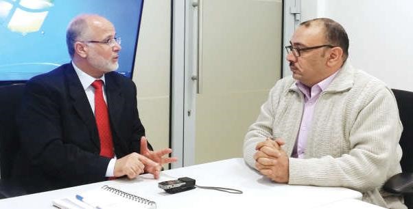 د يوسف شدوح متحدثا الى الزميل اسامة دياب﻿