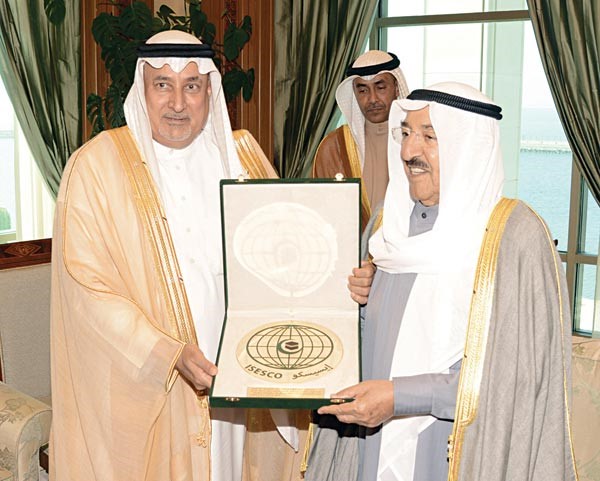 صاحب السمو الامير الشيخ صباح الاحمد متسلما درع الايسيسكو الذهبية تقديرا لدور سموه في دعم العمل والتضامن الاسلامي المشترك
