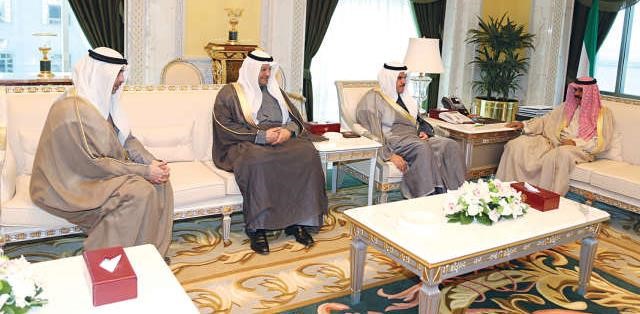 سمو ولي العهد مستقبلا الشيخ سلمان الحمود والشيخ محمد العبدالله ود علي العبيدي﻿