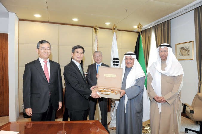 الغانم مقدما درعا تكريمية للوفد الكوري
