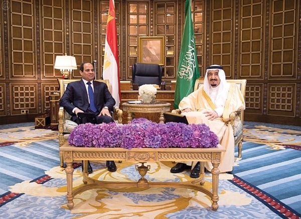 خادم الحرمين الشريفين الملك سلمان بن عبدالعزيز مستقبلا الرئيس المصري عبد الفتاح السيسي في الرياض امس واس