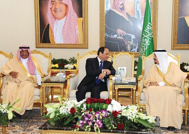 خادم الحرمين الشريفين الملك سلمان بن عبدالعزيز مستقبلا الرئيس المصري عبدالفتاح السيسي بحضور صاحب السمو الملكي الامير مقرن بن عبدالعزيز ولي العهد نائب رئيس مجلس الوزراء واس
