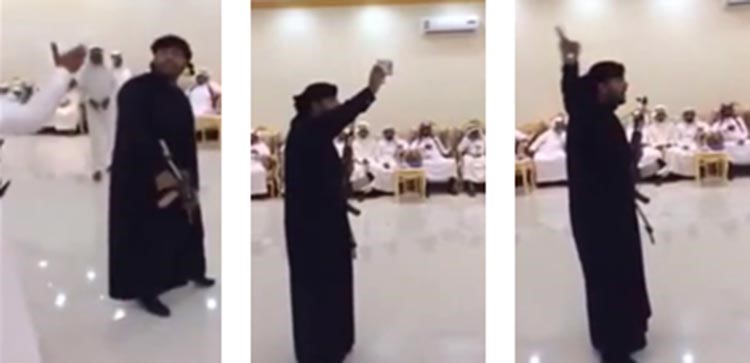 بالفيديو.. سعودي يهدد زوجته بـ"الطلاق" ويوجه رشاش على نفسه إن لم تُقبل عطيته في مناسبة قبلية!