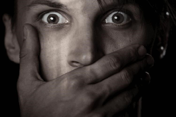 كيف استدرج طفل اماراتي شاذاً جنسياً وقطع له يده بالساطور ؟!