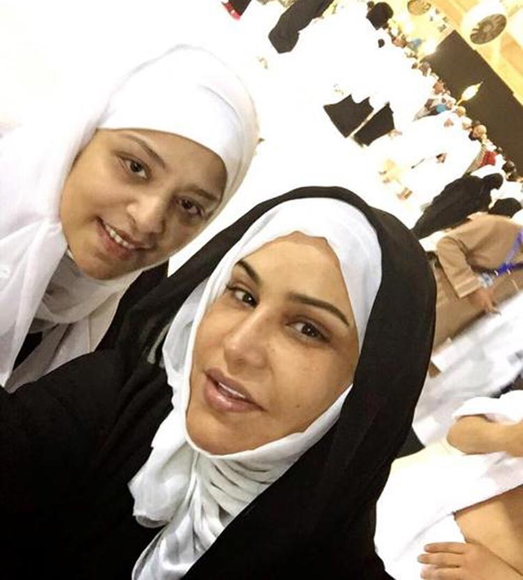 شاهد.. أحلام تنشر صورها في مناسك العمرة... وصورتها السيلفي تثير الجدل