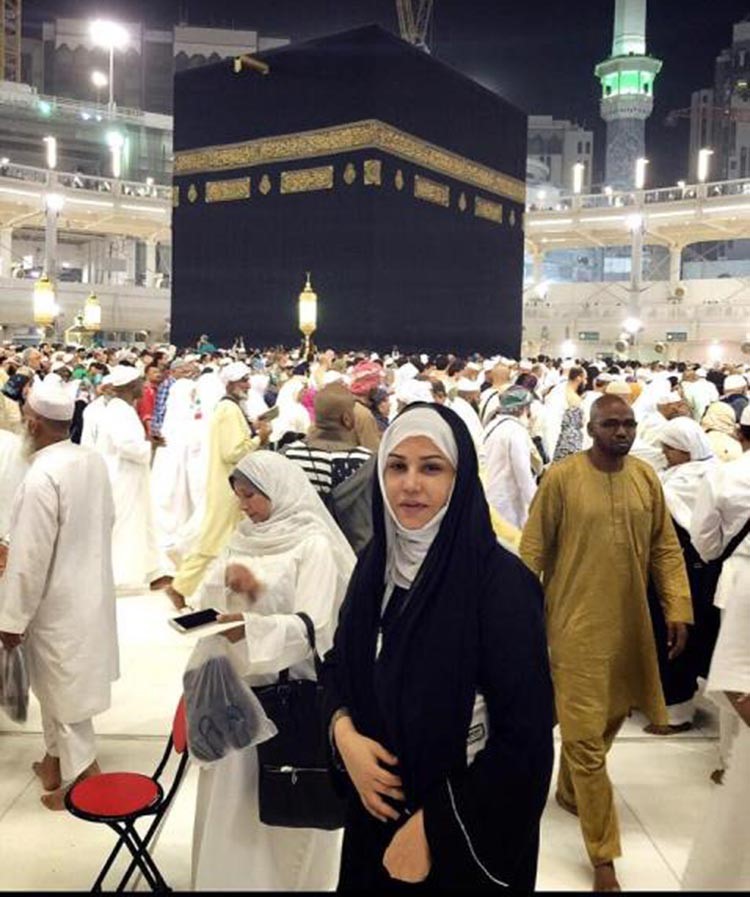 شاهد.. أحلام تنشر صورها في مناسك العمرة... وصورتها السيلفي تثير الجدل