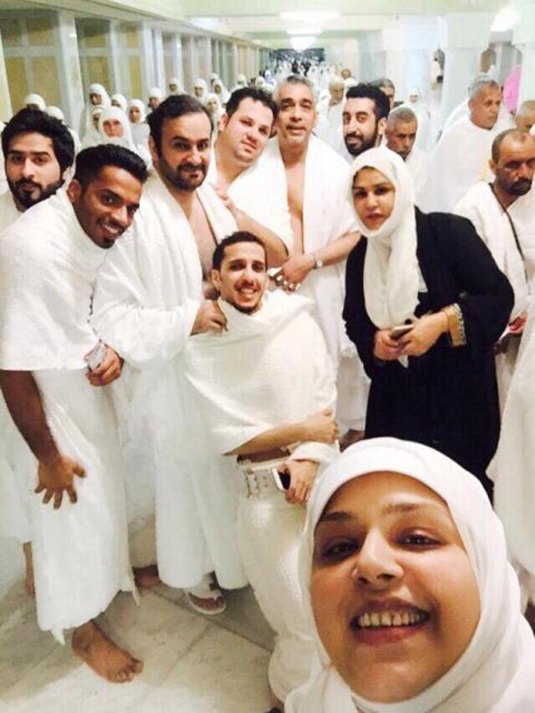 شاهد.. أحلام تنشر صورها في مناسك العمرة... وصورتها السيلفي تثير الجدل