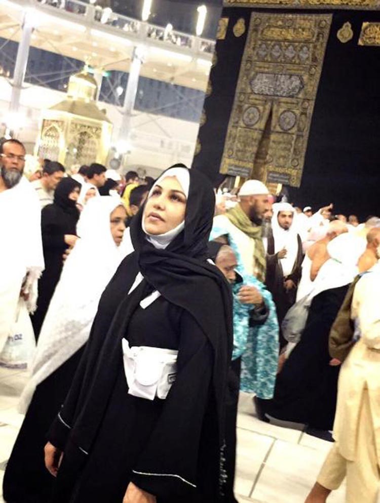 شاهد.. أحلام تنشر صورها في مناسك العمرة... وصورتها السيلفي تثير الجدل