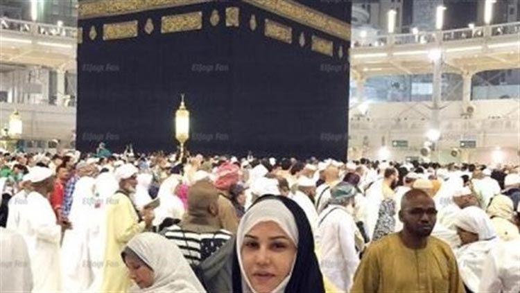 شاهد.. أحلام تنشر صورها في مناسك العمرة... وصورتها السيلفي تثير الجدل