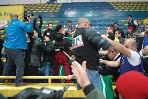 مشاجرة بين الجماهير