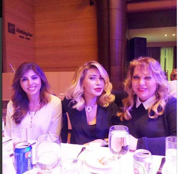 بالصور.. نوال الزغبي بمجوهرات ملكية على العشاء مع صديقاتها