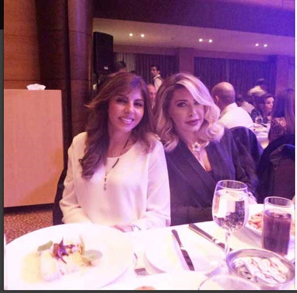 بالصور.. نوال الزغبي بمجوهرات ملكية على العشاء مع صديقاتها