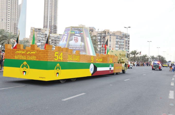 صور صاحب السمو الامير على مركبات الحرس خلال المسيرة