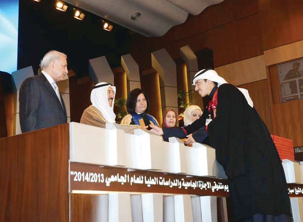 سمو الامير مكرما احد الخريجين 
