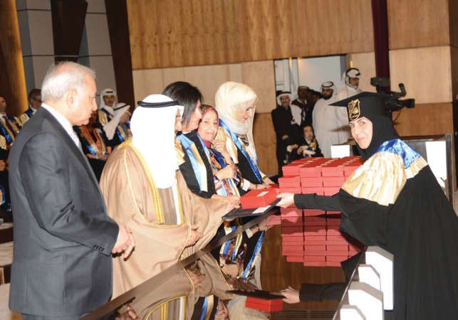صاحب السمو مكرما احدى الخريجات 