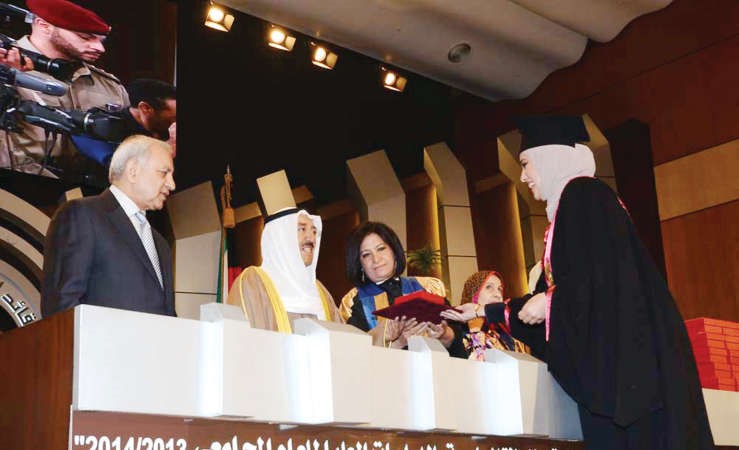 صاحب السموخلال تكريم احدى الخريجات 