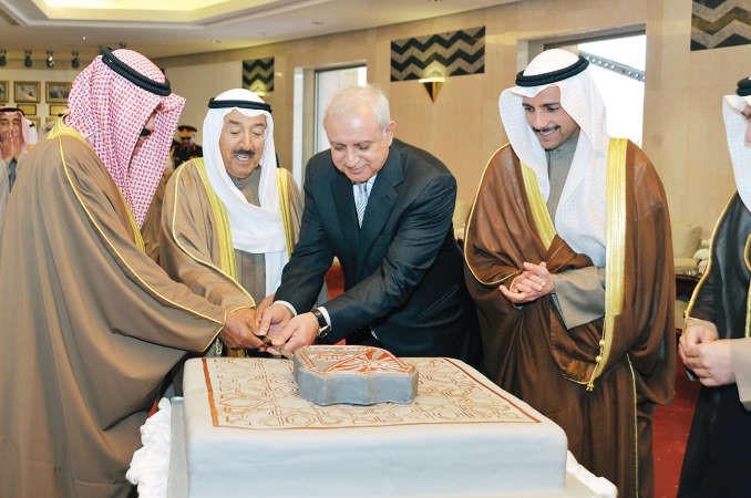 صاحب السمو يشارك سمووليالعهد ومرزوق الغانم ود بدر العيسى قطع كعكة الاحتفال 