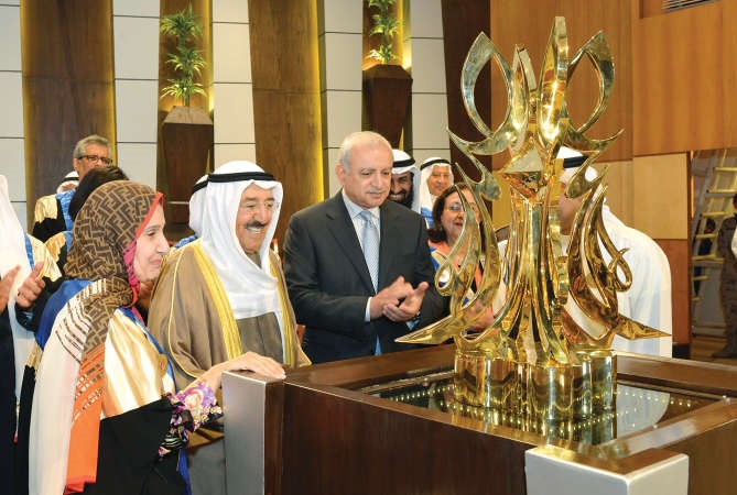 صاحب السمو الامير يتسلم هدية تذكارية من دبدر العيسى ودحياة الحجي