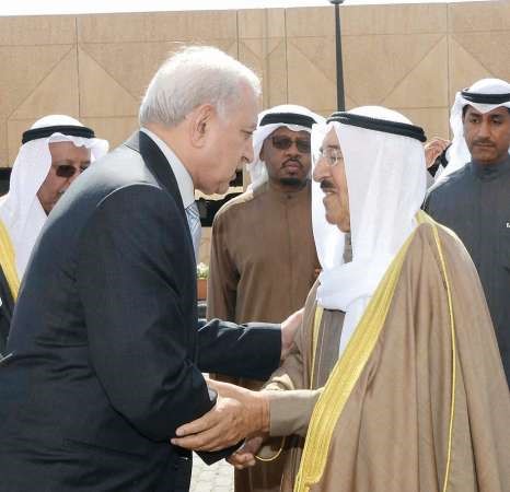 صاحب السمو الامير لدى وصوله الى مكان الحفل وفي استقبال سموه الوزير د بدر العيسى 
