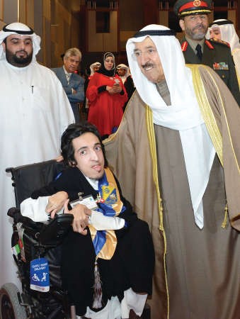  صاحب السمو الامير الشيخ صباح الاحمد مصافحاالخريج موسى غازي الخالدي