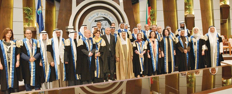صاحب السمو الامير متوسطا د بدر العيسى ود حياة الحجي واعضاء الهيئة التدريسية 