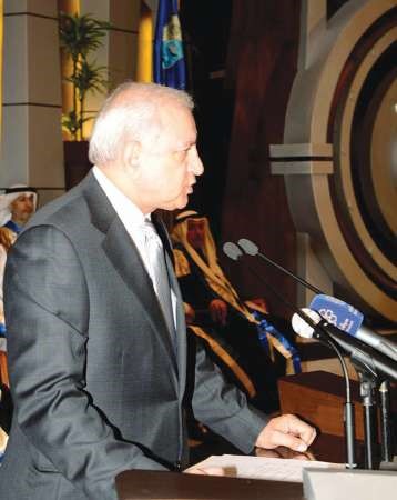 د بدر العيسى يلقي كلمته 