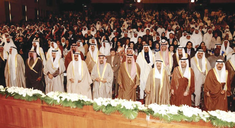 صاحب السمو الامير الشيخ صباح الاحمد وسمو ولي العهد الشيخ نواف الاحمد ومرزوق الغانم وجاسم الخرافي والشيخ جابر العبد الله والشيخ فيصل السعود وسمو رئيس الوزراء الشيخ جابر المبارك خلال الحفل