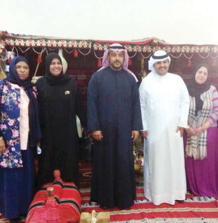 د خالد الرشيد والشيخ دعيج الخليفة يتوسطان المنظمين للملتقى 