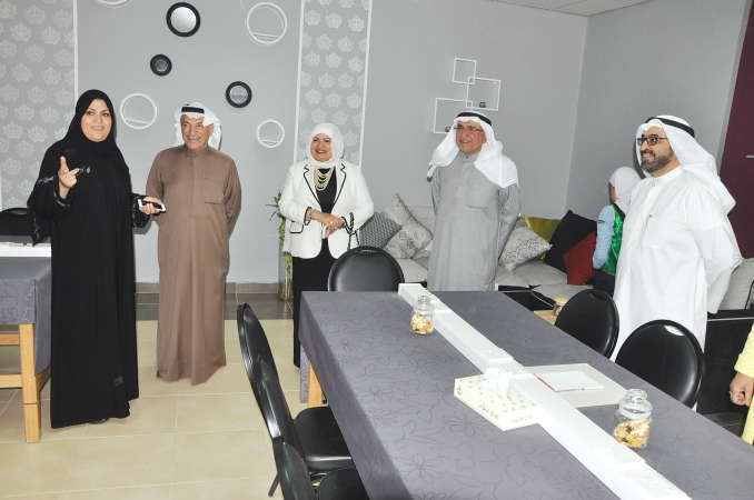 محمد ابوالحسن ولطيفة العجيل ووضحة العدواني وجولة مع الحضور داخل مركز التدريب الالكتروني احمد علي