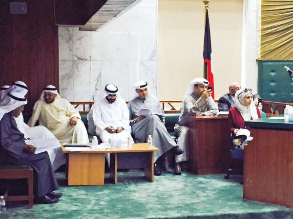 رؤساء القطاعات في البلدية لدى حضورهم الجلسة 