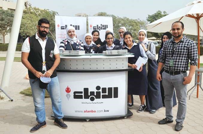 بعض الطالبات في جناح الانباء 