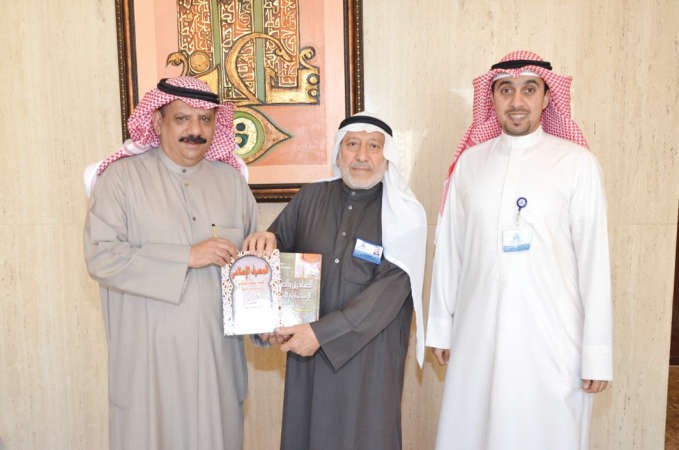 دصادق ابل خلال تكريمه احد الموظفين
